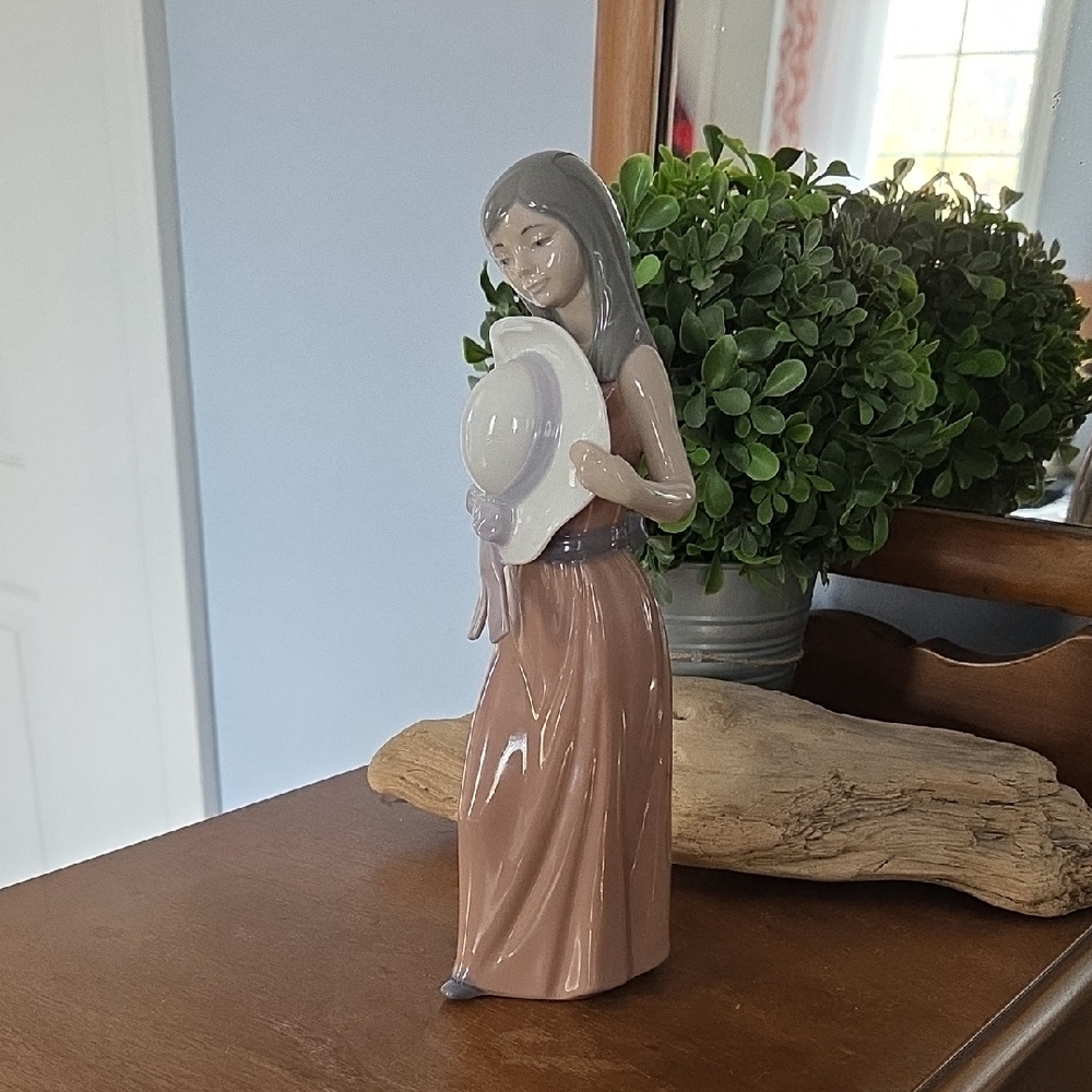 Lladro Beautiful Girl 5007 DASIA 1978